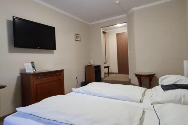 Korona Panzio Bed & Breakfast Hatvan Exterior photo